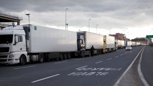 Protesta camionisti per caro carburante su A1 e A30, disagi a circolazione