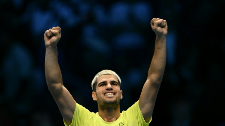 Alcaraz sobrevive a un combativo Fritz y casi se asegura las semifinales del Masters