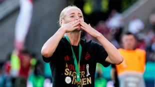 Doubleheldin Schüller: Echt "platt", aber Party geht immer