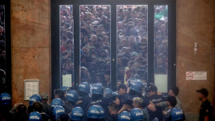 Polizia disperde i manifestanti a Milano con i lacrimogeni