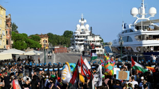 Manifestantes en Venecia protestan por llegada del megayate del embajador de EEUU