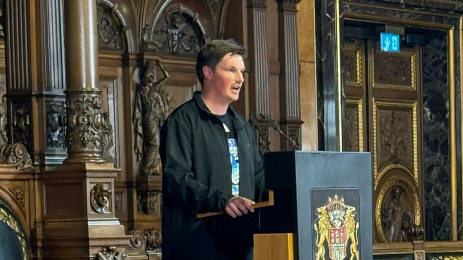 Hamburg feiert seine Helden: HSV lässt es im Rathaus krachen