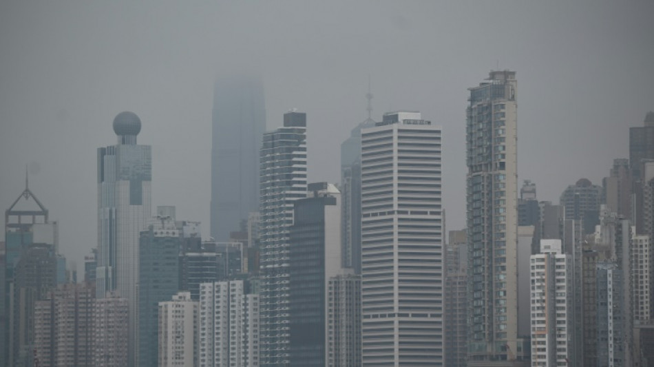 La polic&iacute;a arresta a 12 en una investigaci&oacute;n sobre el ama&ntilde;o de partidos de f&uacute;tbol en Hong Kong
