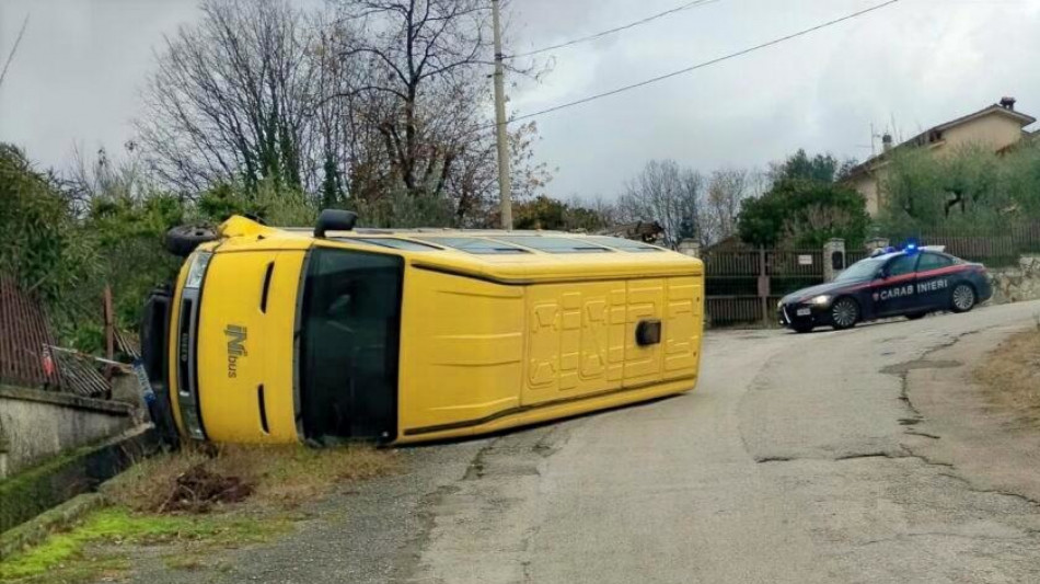 Scuolabus con 7 bambini a bordo si ribalta, paura ma nessun ferito