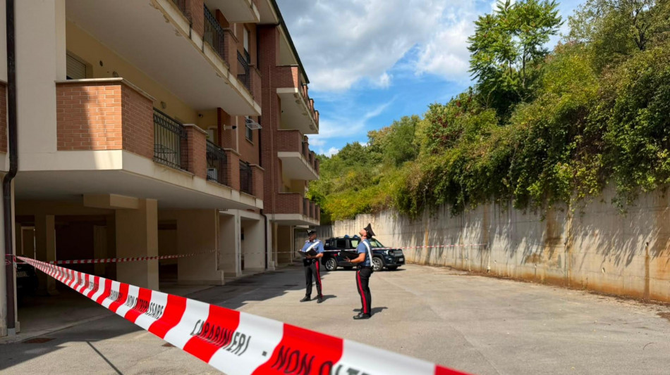 Solo a casa a 5 anni precipita dal balcone, gravissimo