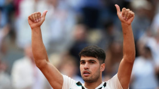 Alcaraz, Swiatek pass tough French Open tests