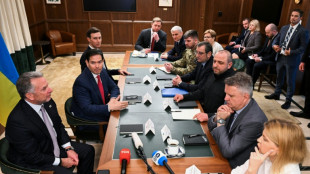 Ucr&acirc;nia negocia nos EUA sob forte press&atilde;o militar e pol&iacute;tica