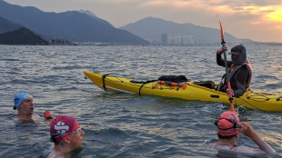 Autour de la plus grande île de Hong Kong, le record de deux nageurs marathoniens