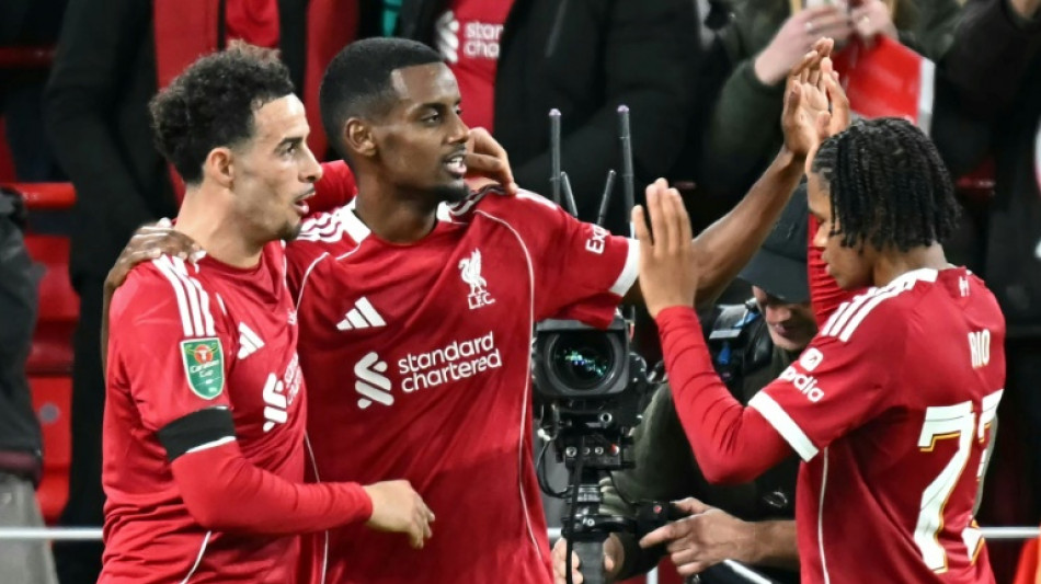 Chelsea e Liverpool sofrem, mas avançam na Copa da Liga Inglesa