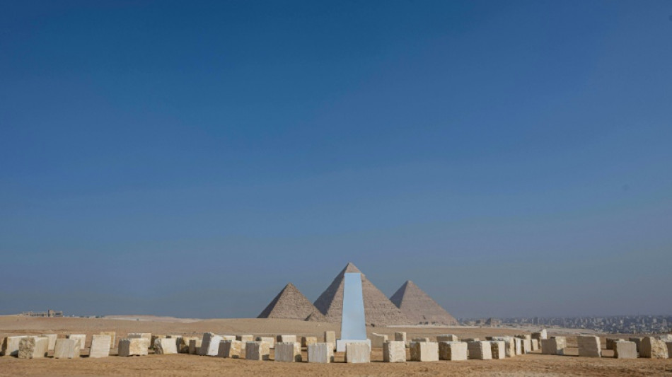 Obra monumental de Michelangelo Pistoletto &eacute; exibida aos p&eacute;s das pir&acirc;mides do Egito