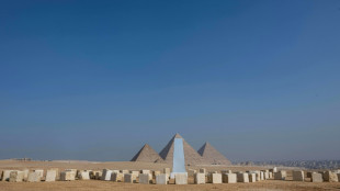 Obra monumental de Michelangelo Pistoletto &eacute; exibida aos p&eacute;s das pir&acirc;mides do Egito