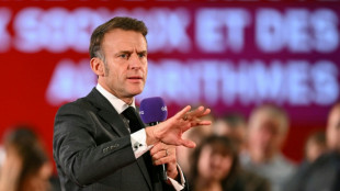 Macron veut cr&eacute;er une action judiciaire "en r&eacute;f&eacute;r&eacute;" contre les "fausses informations" sur les r&eacute;seaux