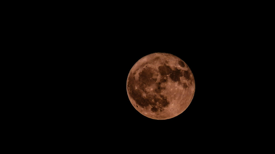 La Terra rallenta il vento solare che colpisce il lato visibile della Luna