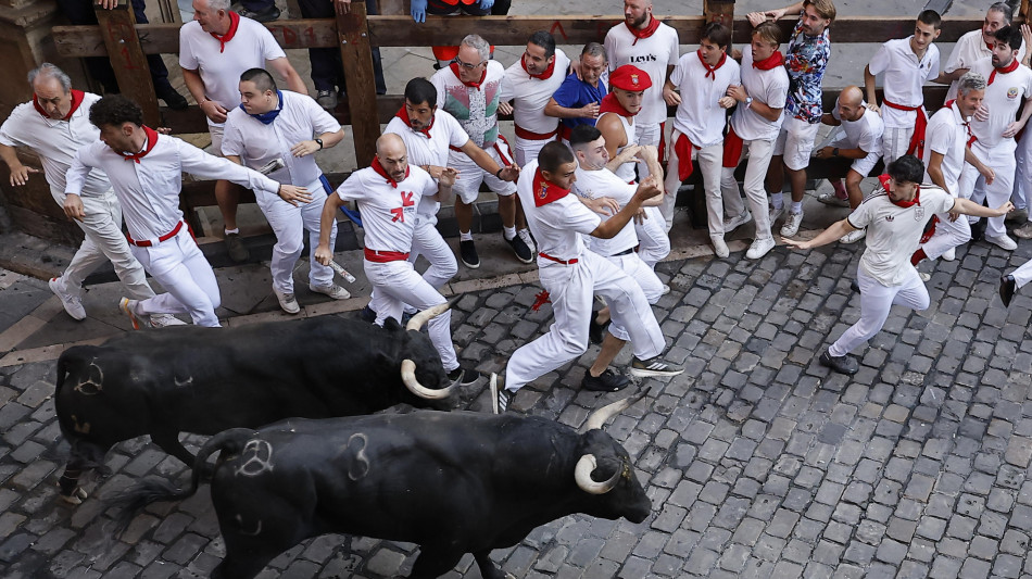 Ultima corsa dei tori di San Fermin ad alta tensione, tre feriti da cornate a Pamplona