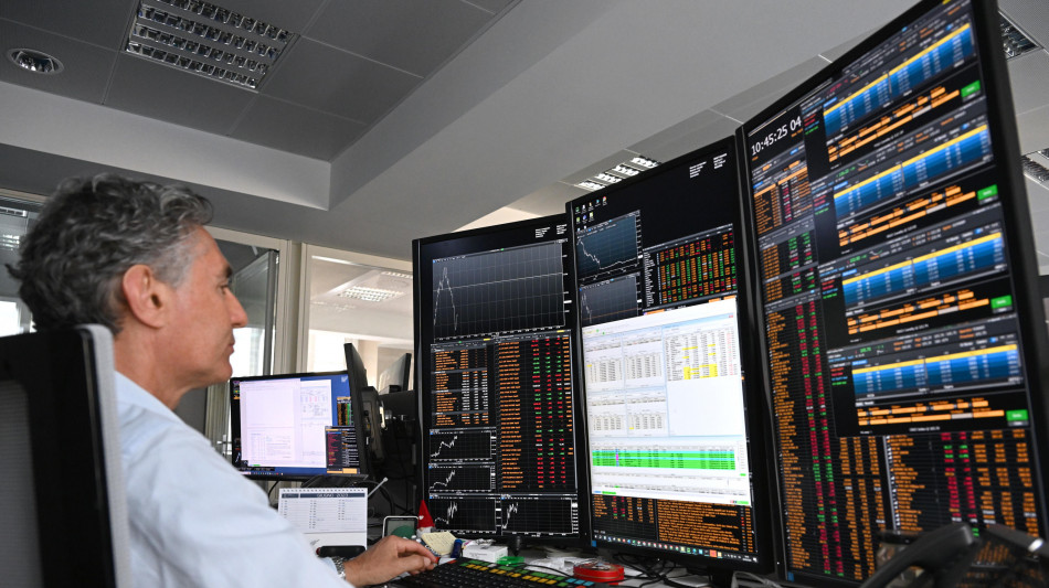 Borsa: Milano resta debole, corre Azimut