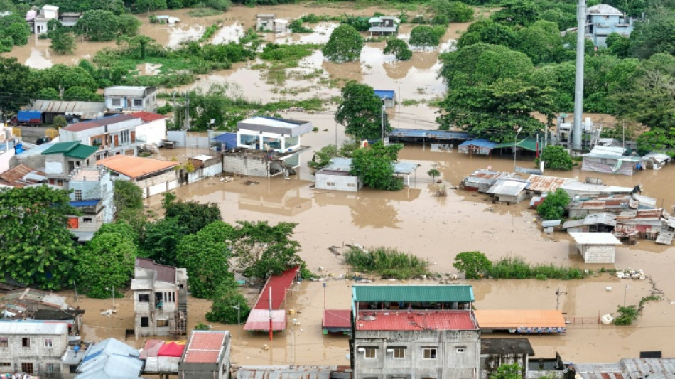 Les Philippines évaluent les dégâts après le "super typhon" Fung-wong, en route vers Taïwan