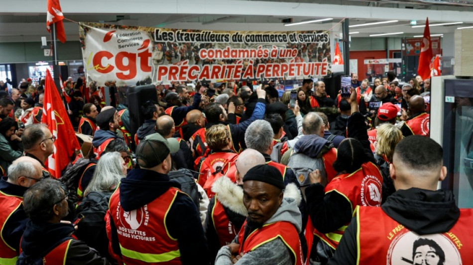 La CGT bloque un hypermarch&eacute; Auchan &agrave; Bagnolet