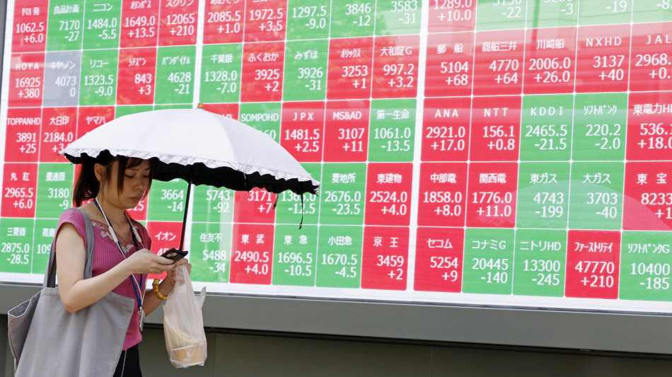 Borsa: crollano i listini cinesi con i tecnologici, bene Tokyo