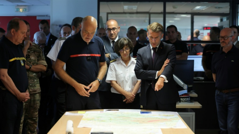 M&eacute;gafeu en Gironde: reprises par endroits, Macron appelle &agrave; "rester unis" pour "gagner" cette longue bataille