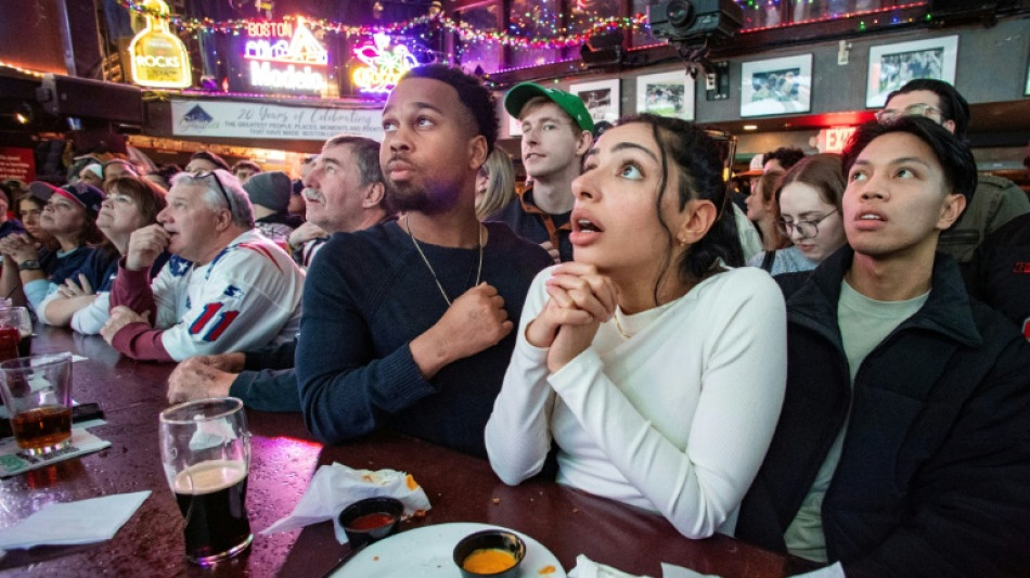 Coup d'envoi donn&eacute; au Super Bowl, entre Patriots, Seahawks et Bad Bunny