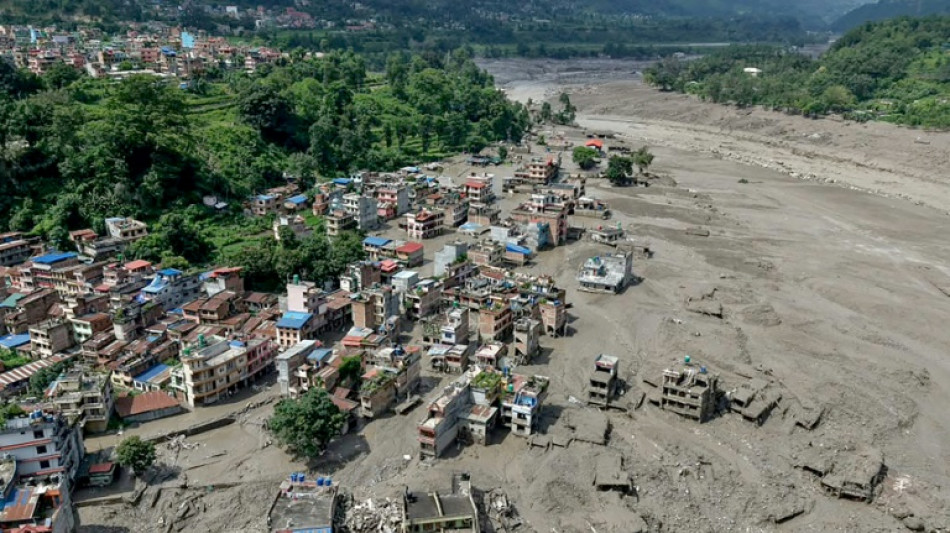 Casi 400 muertos y m&aacute;s de 1.400 desaparecidos tras los deslaves entre Nepal y el T&iacute;bet