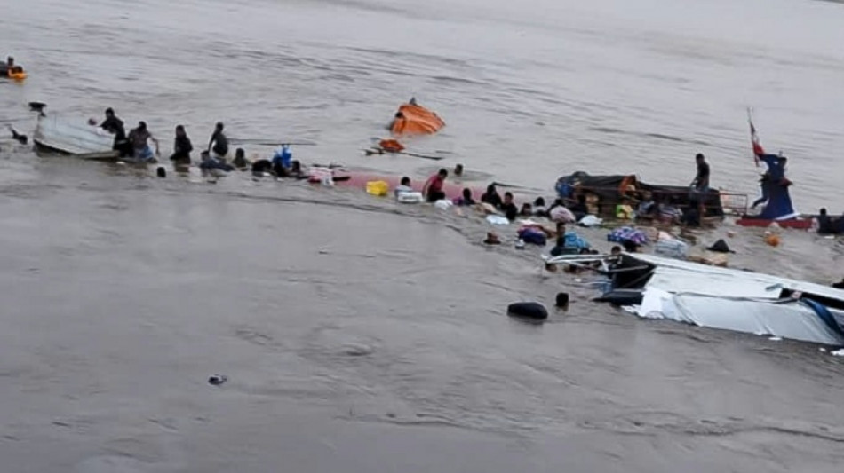 Intensa b&uacute;squeda de 30 desaparecidos tras alud de tierra con 12 muertos en puerto de Per&uacute;