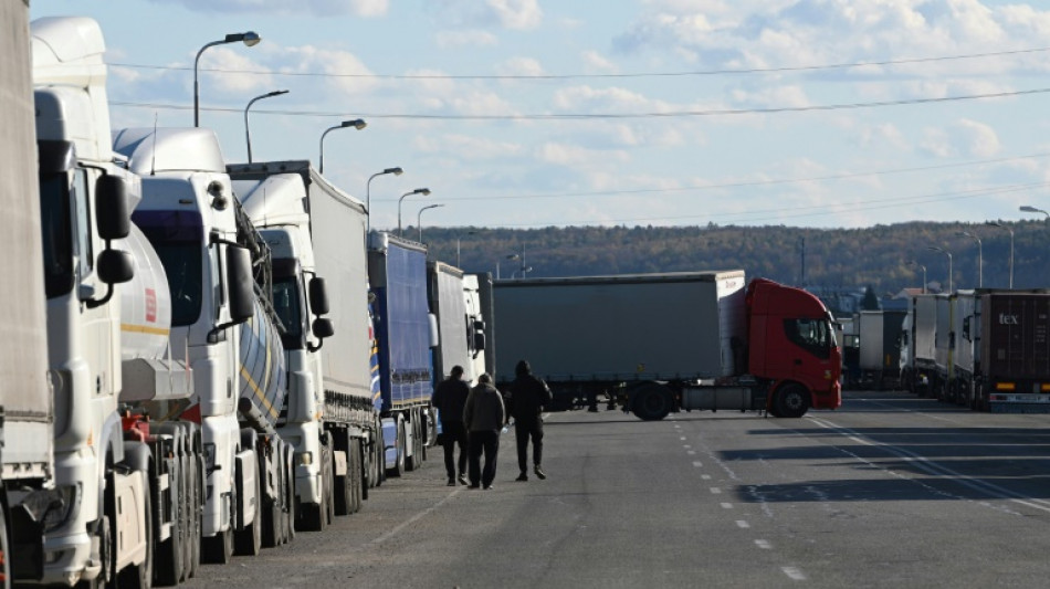 Entre l'Ukraine et la Pologne, une fronti&egrave;re bloqu&eacute;e et des routiers au d&eacute;sespoir