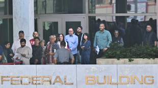 Governo dos EUA paralisa serviços e Casa Branca ameaça com demissões