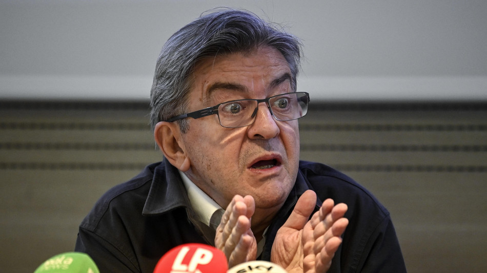 Mélenchon, ora valutare mozione destituzione Macron