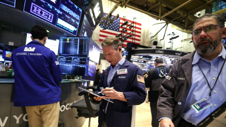 Wall Street ouvre en hausse, aid&eacute;e par la d&eacute;tente du p&eacute;trole