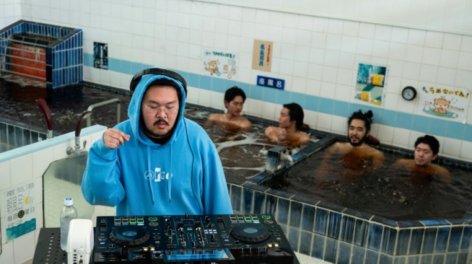DJs convierten ba&ntilde;os p&uacute;blicos y mercados en escenarios para rescatar los barrios de Jap&oacute;n
