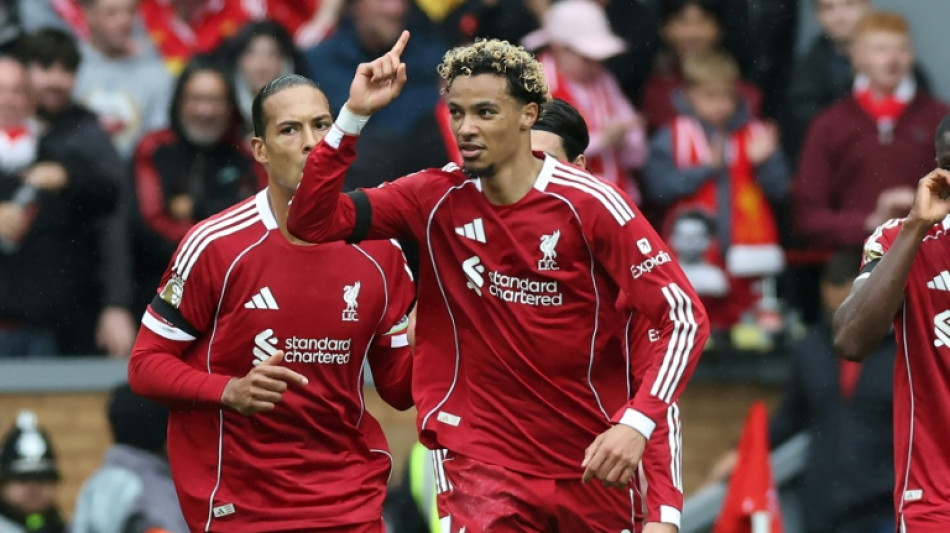 Líder Liverpool vence Everton (2-1) e mantém campanha 100% na Premier League