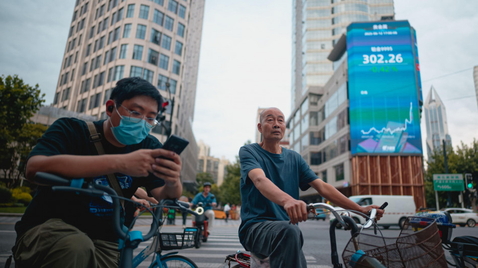 Borsa: Hong Kong negativa, apre a -0,64%