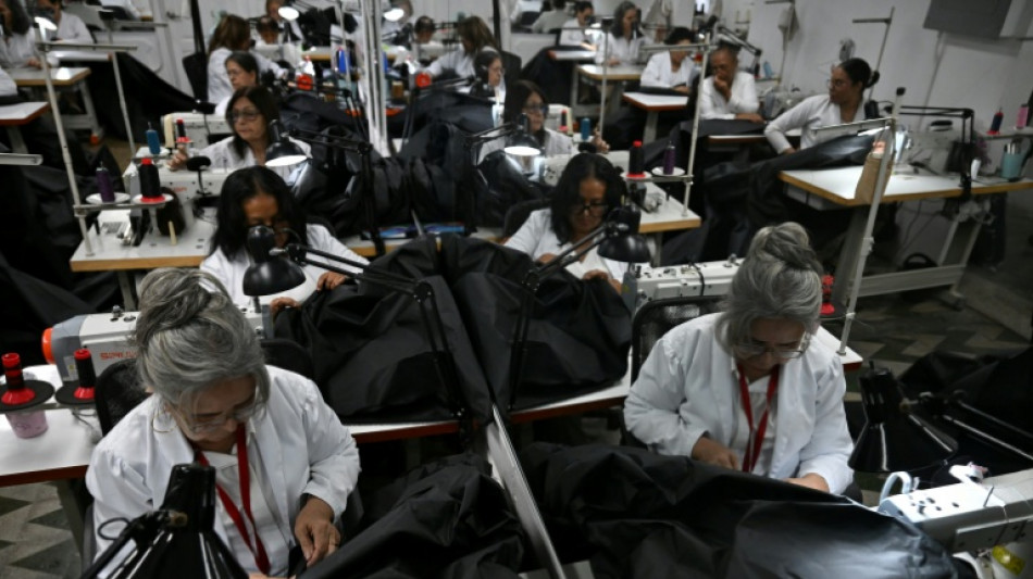 Un taller de moda pasa a confeccionar bolsas mortuorias tras los terremotos en Venezuela 