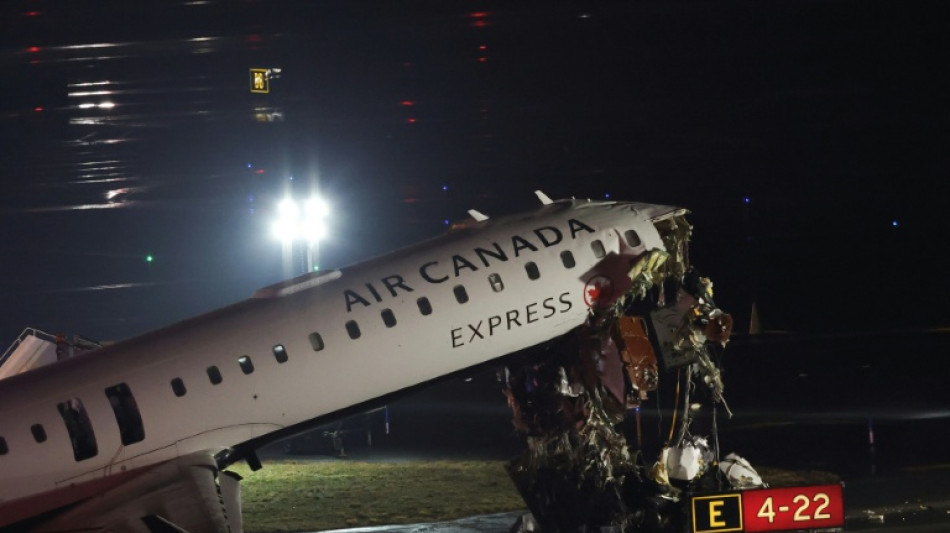 Dois mortos em colis&atilde;o de avi&atilde;o e ve&iacute;culo no aeroporto LaGuardia de Nova York