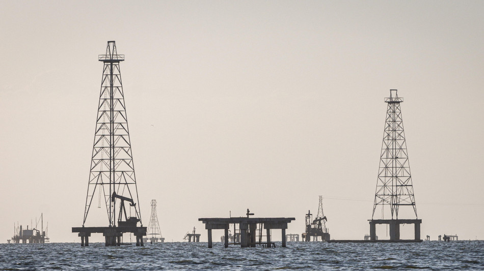 Il prezzo del petrolio in rialzo, Wti a 62,58 dollari