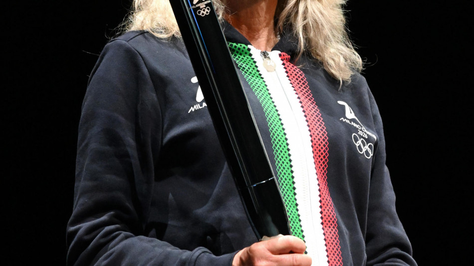 Milano-Cortina: Belmondo e Zoeggeler tedofori italiani a Olimpia
