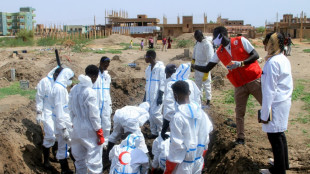 Soudan: Khartoum déterre ses morts pour leur rendre  "dignité"