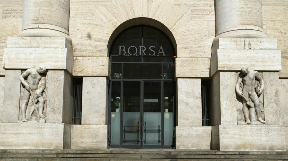 Borsa: Milano cede (-0,4%), pesano Inwit e Leonardo, balzo di Nexi