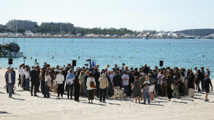 Cannes homenageia Brigitte Bardot com praia aberta aos cachorros