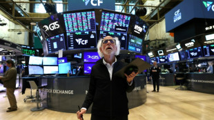 Wall Street fléchit, lestée par les prix à la production américains