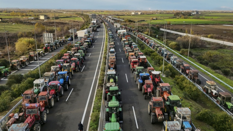 Gr&egrave;ce: les agriculteurs en col&egrave;re bloquent les routes avec des milliers de tracteurs