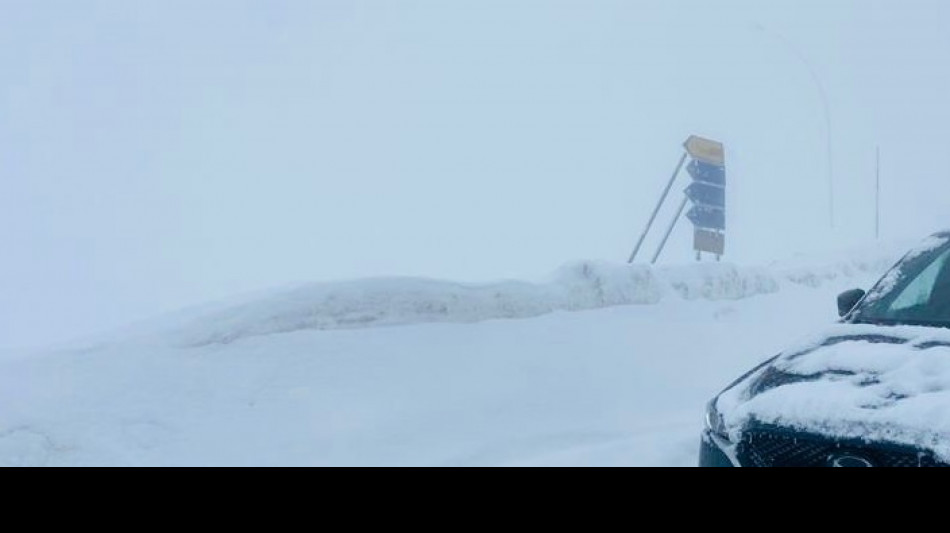 Persone bloccate in hotel sotto tre metri di neve, atteso l'Esercito