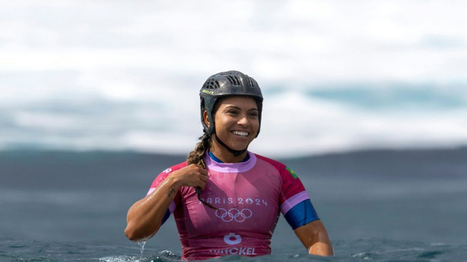 Tati Weston-Webb e Tainá Hinckel vencem na repescagem e vão às oitavas do surfe em Paris-2024