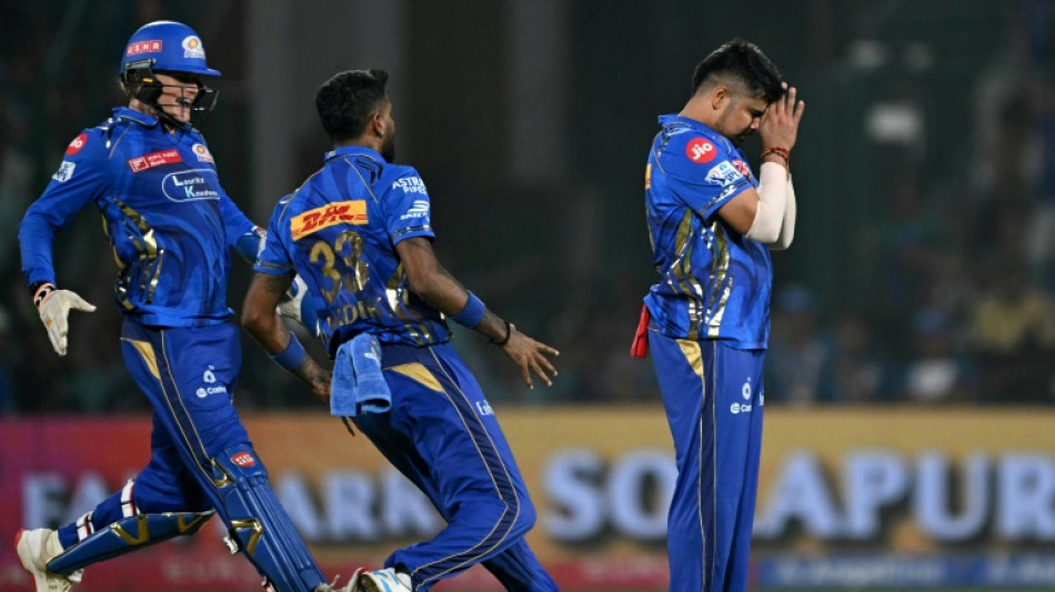 Mumbai clinch thriller to end Delhi's winning streak