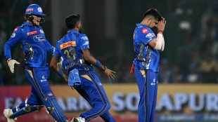 Mumbai clinch thriller to end Delhi's winning streak
