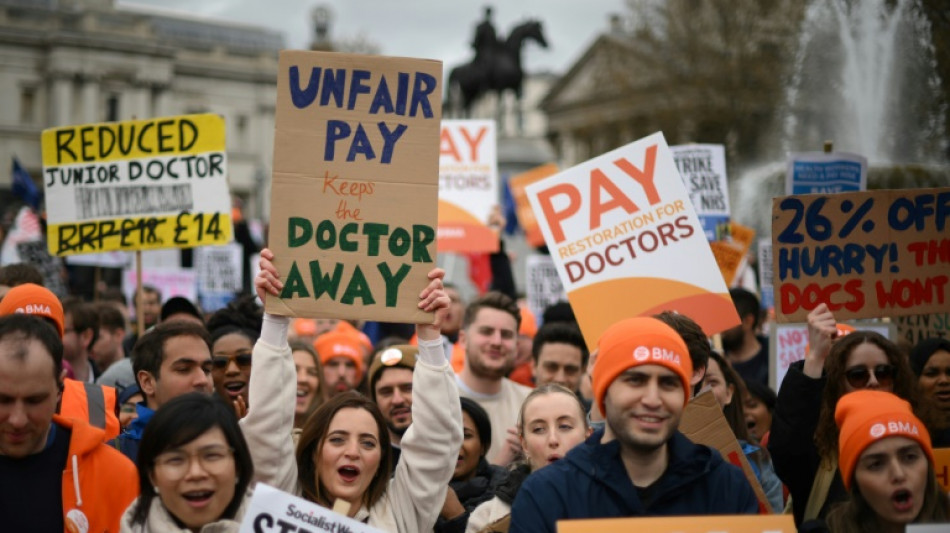 M&eacute;dicos de hospitais da Inglaterra convocam cinco dias de greve em julho