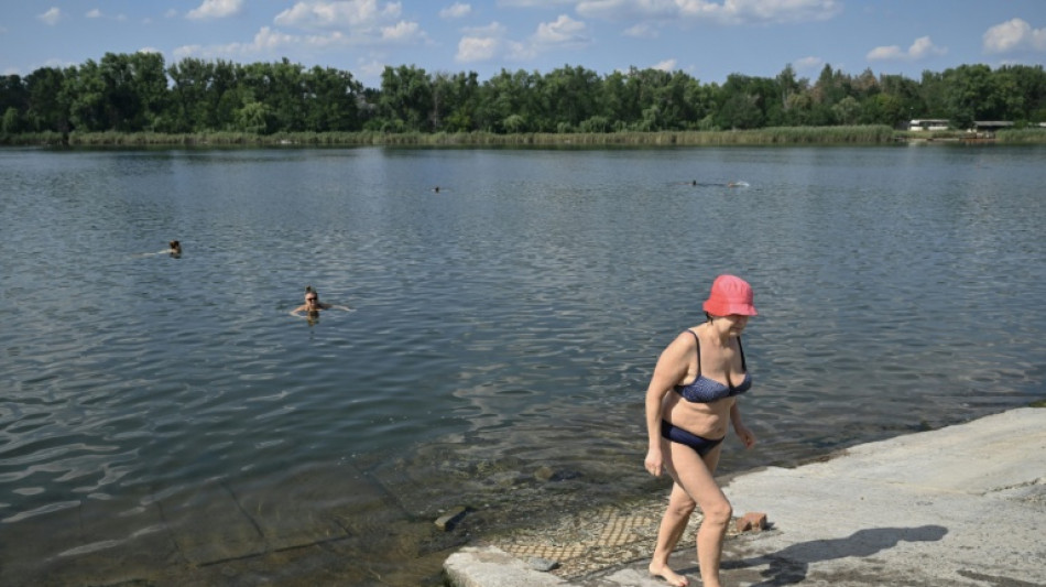 Sur les rives d'un lac, du répit et de la fraîcheur pour des Ukrainiens épuisés par la guerre