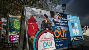 Les Suisses rejettent un service civique obligatoire et une taxe climatique sur les riches (projections)