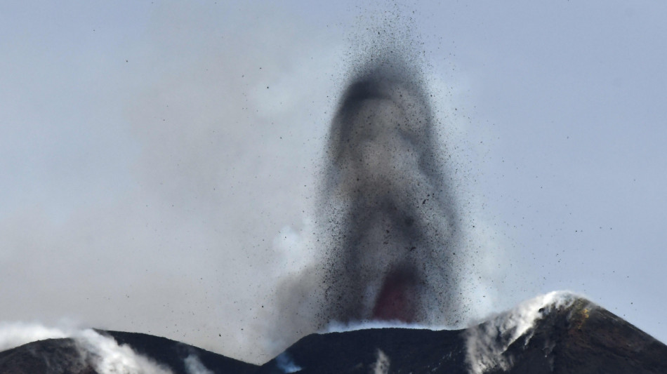 Etna: cala attività stromboliana, debole emissione cenere